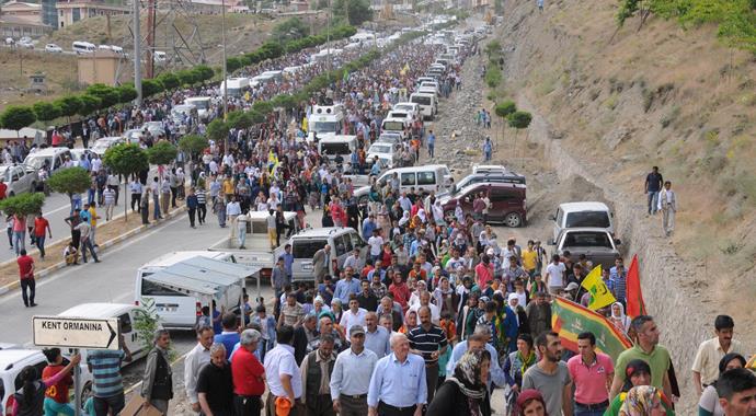 Suriye'de IŞİD'le çatışırken ölen 2 YPG'li Hakkari'de toprağa verildi Suriye'de IŞİD'le çatışırken ölen 2 YPG'li Hakkari'de toprağa verildi