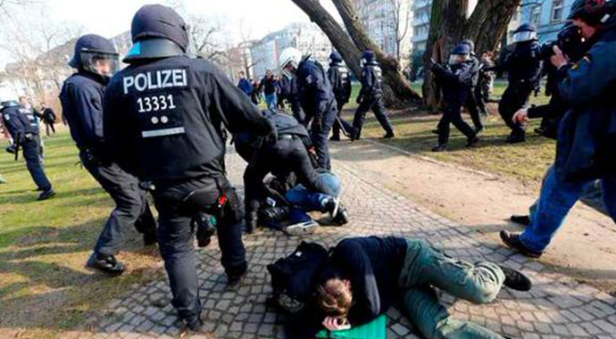 Alman polisinden dünyaya 'demokrasi' dersi: 300'den fazla yaralı var!