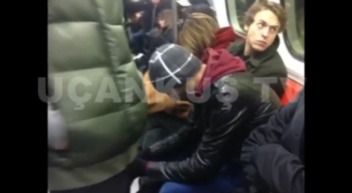 Medcezir'in ünlü ismi metroda görüntülendi Medcezir'in ünlü ismi metroda görüntülendi