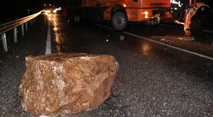 Dağdan kopan kayalar karayoluna düştü