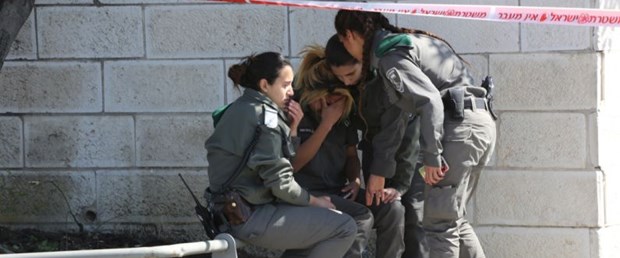 İsrail'de bir Filistinli otomobilini polislerin üzerine sürdü İsrail'de bir Filistinli otomobilini polislerin üzerine sürdü