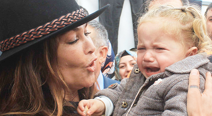 Kobanili kadınlara Hülya Avşar  morali