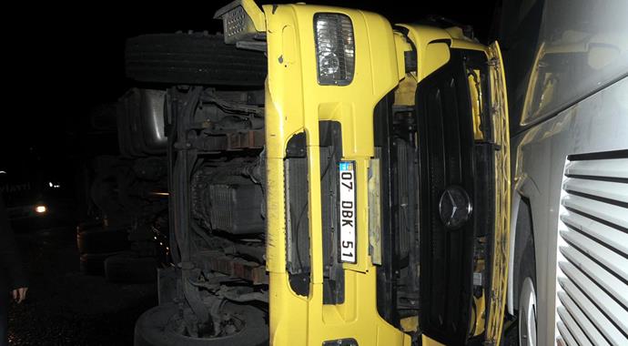 Yan yatan kamyon yolcu otobüsüne çarptı: 1 öü Yan yatan kamyon yolcu otobüsüne çarptı: 1 öü