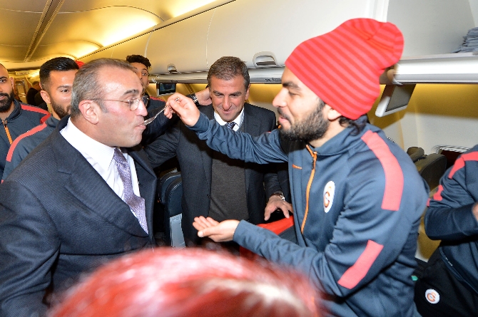 Selçuk İnan'a doğum günü sürprizi Selçuk İnan'a doğum günü sürprizi