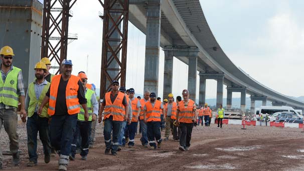 İzmit Körfez Köprüsü'nün en ağır parçası yerleştiriliyor!