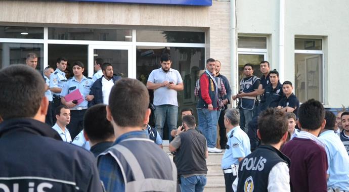 Edirne'de büyük çaplı operasyon: 100 gözaltı Edirne'de büyük çaplı operasyon: 100 gözaltı