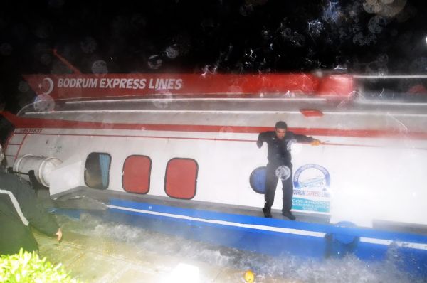 Deniz otobüsünü kurtarmak isterken çarptı