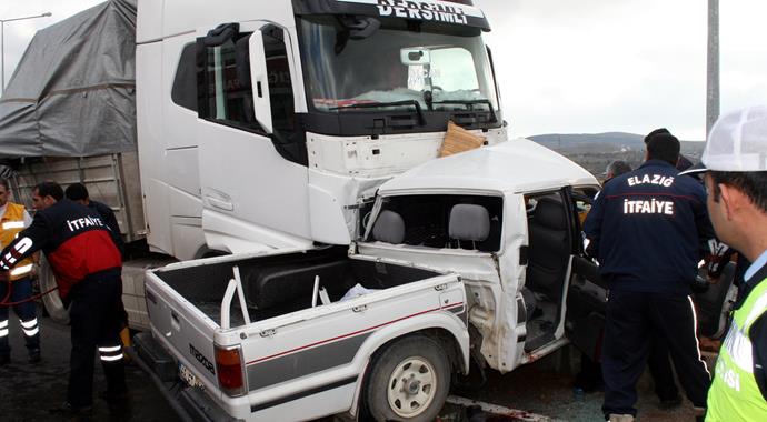 Elazığ'da TIR otomobili biçti: 4 ölü Elazığ'da TIR otomobili biçti: 4 ölü