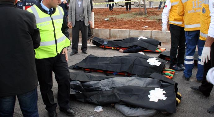 Elazığ'da TIR otomobili biçti: 4 ölü Elazığ'da TIR otomobili biçti: 4 ölü