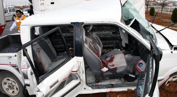 Elazığ'da TIR otomobili biçti: 4 ölü Elazığ'da TIR otomobili biçti: 4 ölü