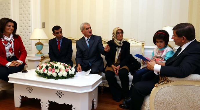 Görme engelli Elmas'tan Davutoğlu'nu şaşırtan cevap Görme engelli Elmas'tan Davutoğlu'nu şaşırtan cevap