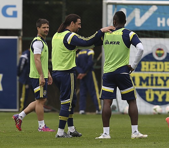 Fenerbahçe'de Emenike sorunu Fenerbahçe'de Emenike sorunu