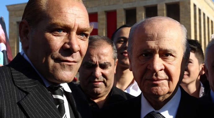 Bahçeli'den 'Atatürk'lü selfie Bahçeli'den 'Atatürk'lü selfie