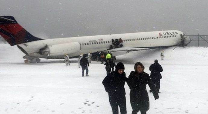 New York'ta korku dolu anlar! Uçak pistten çıkıp... New York'ta korku dolu anlar! Uçak pistten çıkıp...