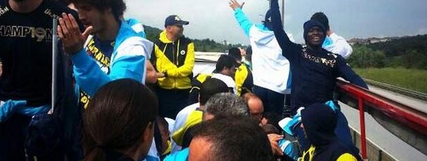 Şampiyon Fenerbahçe kupasını aldı Şampiyon Fenerbahçe kupasını aldı