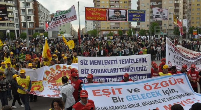 'Taksim Meydanı'nda  2 bin 500 kişi ile 1 Mayıs kutlaması