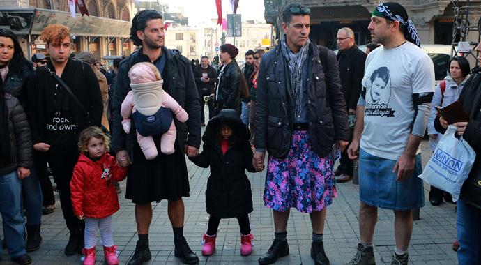 Özgecan Aslan için erkeklerden etekli eylem