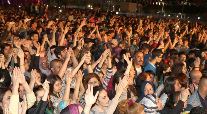 Mustafa Ceceli hayranlarıyla Brüksel'de buluştu Mustafa Ceceli hayranlarıyla Brüksel'de buluştu