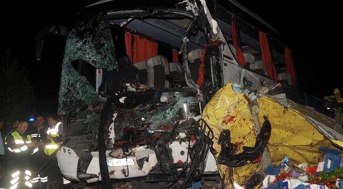 Yan yatan kamyon yolcu otobüsüne çarptı: 1 öü Yan yatan kamyon yolcu otobüsüne çarptı: 1 öü