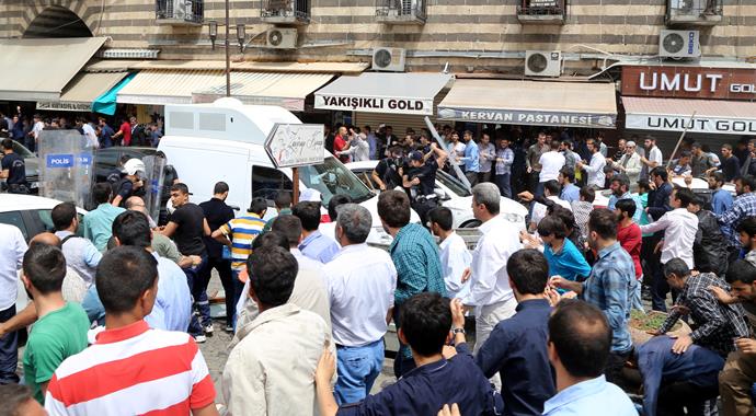 Diyarbakır'daki Mursi eylemlerinde 11 polis yaralandı