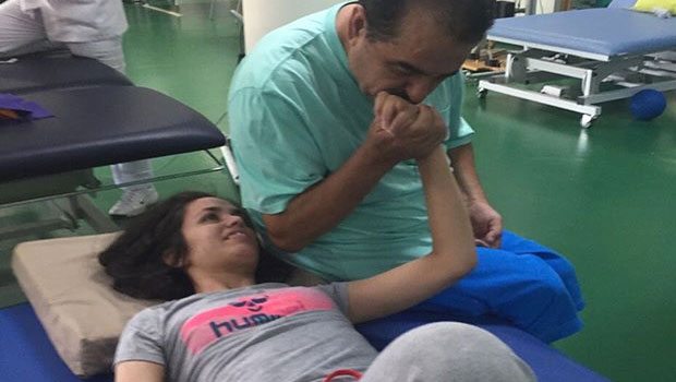 İbrahim Tatlıses Mutlu Kaya'yı ziyaret edip, elini öptü İbrahim Tatlıses Mutlu Kaya'yı ziyaret edip, elini öptü