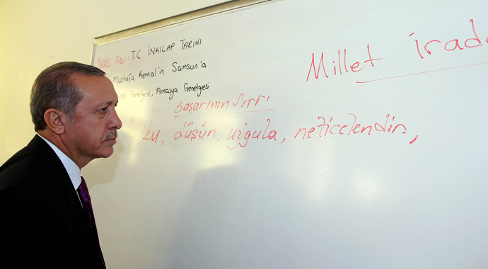 Erdoğan başarısının sırrını tahtaya yazdı! Erdoğan başarısının sırrını tahtaya yazdı!