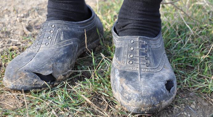 Ölen madencinin babasına valilik yeni lastik ayakkabı aldı Ölen madencinin babasına valilik yeni lastik ayakkabı aldı