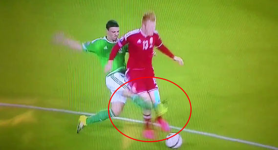 Cüneyt Çakır'dan futbol sahalarında ender görülen karar!