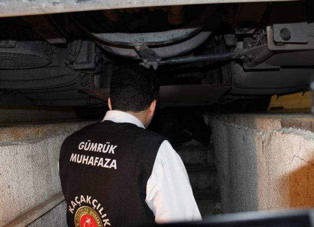 Sınır Kapısı'nda 25 kaçak yakalandı Sınır Kapısı'nda 25 kaçak yakalandı