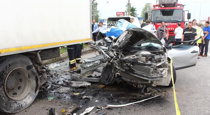Otomobil park halindeki kamyona çarptı: 2 ölü Otomobil park halindeki kamyona çarptı: 2 ölü