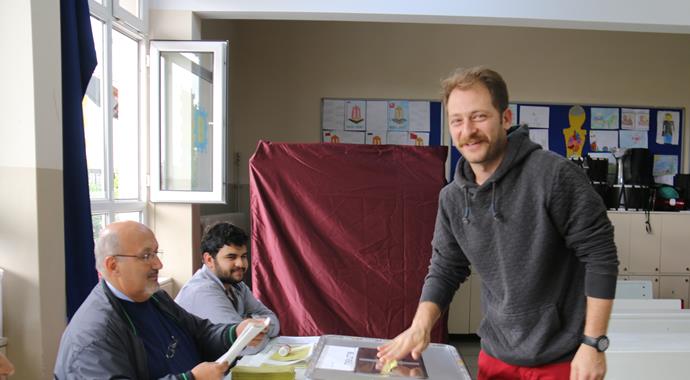 Bebek'te ünlü isimler oylarını kullandı