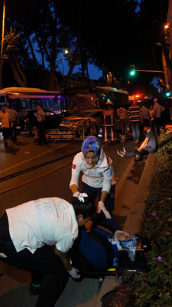 Dolmabahçe'de feci kaza: 2 ölü, 7 yaralı Dolmabahçe'de feci kaza: 2 ölü, 7 yaralı