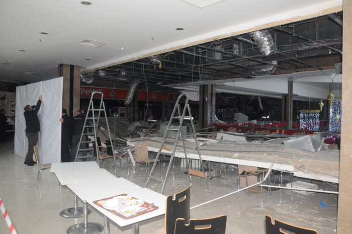 Alışveriş merkezinde tavan çöktü, yaralılar var