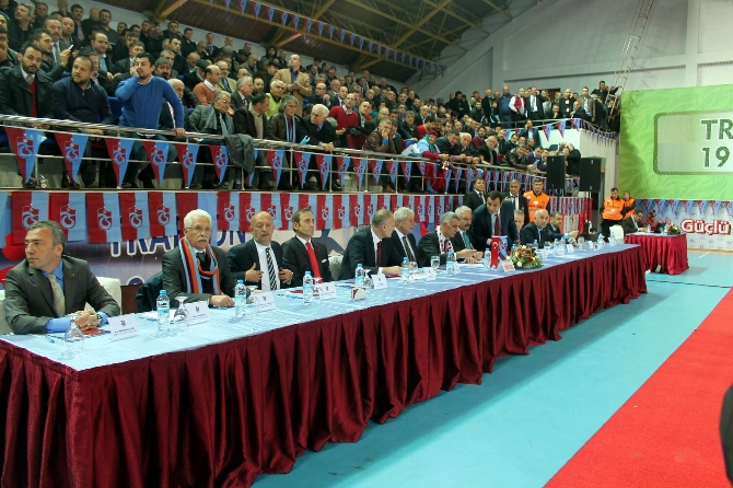 Trabzonspor 69. Olağan Genel Kurulu'nda kavgalar bitmiyor Trabzonspor 69. Olağan Genel Kurulu'nda kavgalar bitmiyor