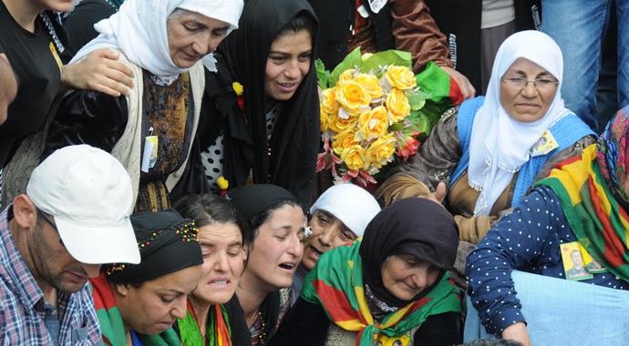 Suriye'de IŞİD'le çatışırken ölen 2 YPG'li Hakkari'de toprağa verildi Suriye'de IŞİD'le çatışırken ölen 2 YPG'li Hakkari'de toprağa verildi