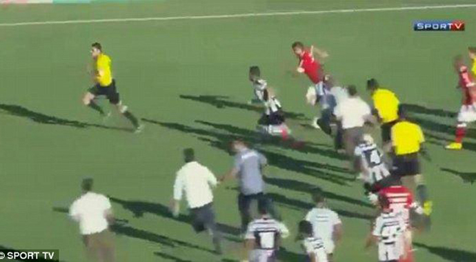 Futbolcu hakeme siper oldu!