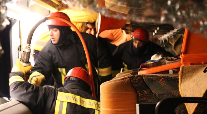 Konya'da yolcu otobüsü devrildi: 25 yaralı Konya'da yolcu otobüsü devrildi: 25 yaralı