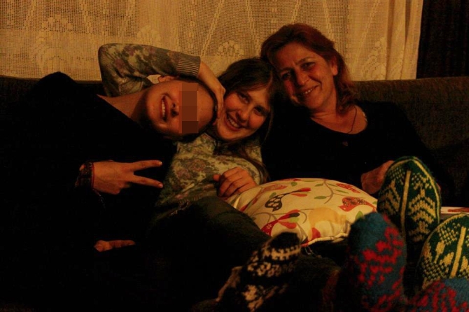 PKK'ya katılan 'Kırmızı Fularlı Kız'ın annesi HDP'den aday! PKK'ya katılan 'Kırmızı Fularlı Kız'ın annesi HDP'den aday!