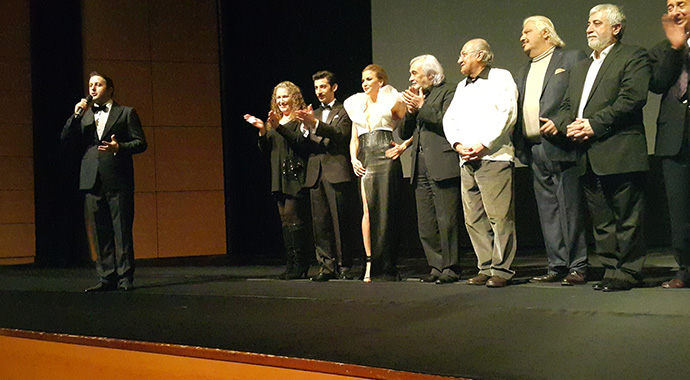 Yapışık Kardeşler'in galasına yoğun ilgi Yapışık Kardeşler'in galasına yoğun ilgi