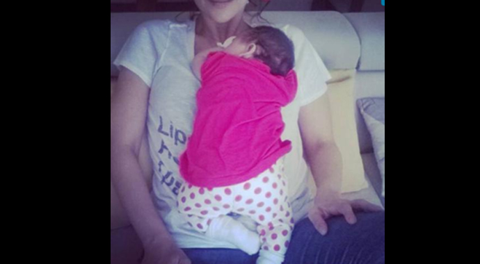 Gamze Topuz ilk kez bebeğinin fotoğrafını paylaştı Gamze Topuz ilk kez bebeğinin fotoğrafını paylaştı