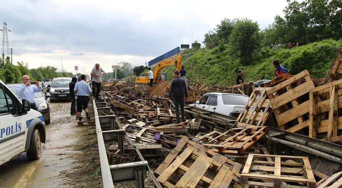 D-100 karayolu sel nedeniyle ulaşıma kapandı
