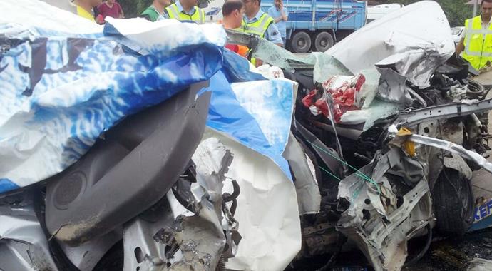 Otomobil park halindeki kamyona çarptı: 2 ölü Otomobil park halindeki kamyona çarptı: 2 ölü