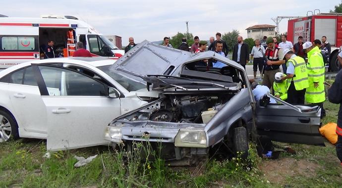 Ankara'da feci kaza: 3 ölü, 5 yaralı Ankara'da feci kaza: 3 ölü, 5 yaralı