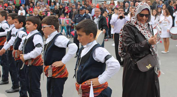 Cumhuriyet Bayramı kutlamalarındaki bıçaklı kadın korkuttu!..