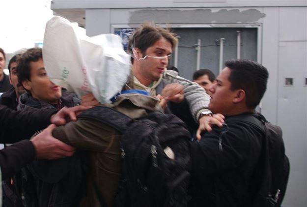 ABD askerinin başına çuval geçirdiler! 12 gözaltı ABD askerinin başına çuval geçirdiler! 12 gözaltı