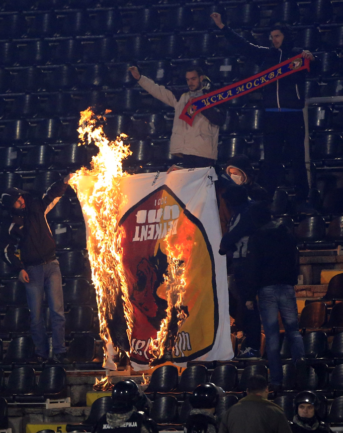 Partizan taraftarları UltrAslan bayrağı yaktı