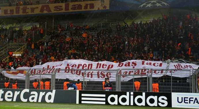 Galatasaray taraftarından futbolculara sert mesaj!