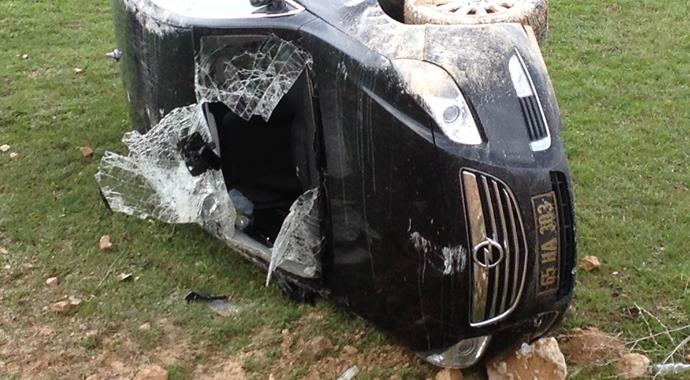 Belediye başkanının makam aracı şarampole uçtu: 3 yaralı Belediye başkanının makam aracı şarampole uçtu: 3 yaralı