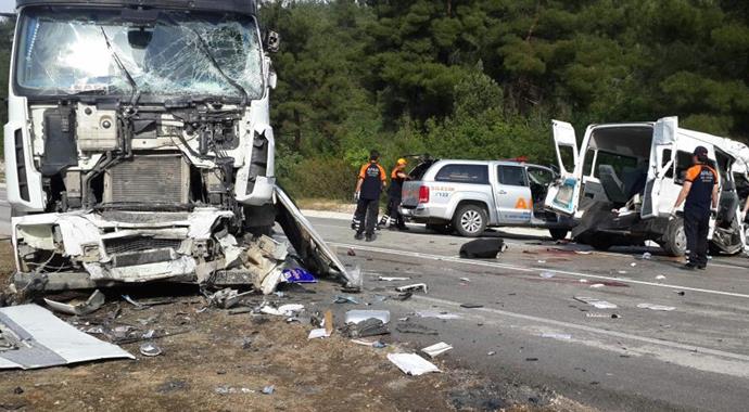 Cezaevi aracı TIR'la çarpıştı: 3 ölü, 6 yaralı