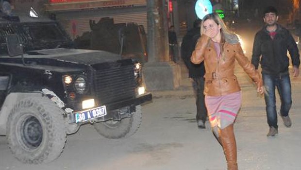 Hâkkari'de gözaltı sonrası ortalık karıştı Hâkkari'de gözaltı sonrası ortalık karıştı